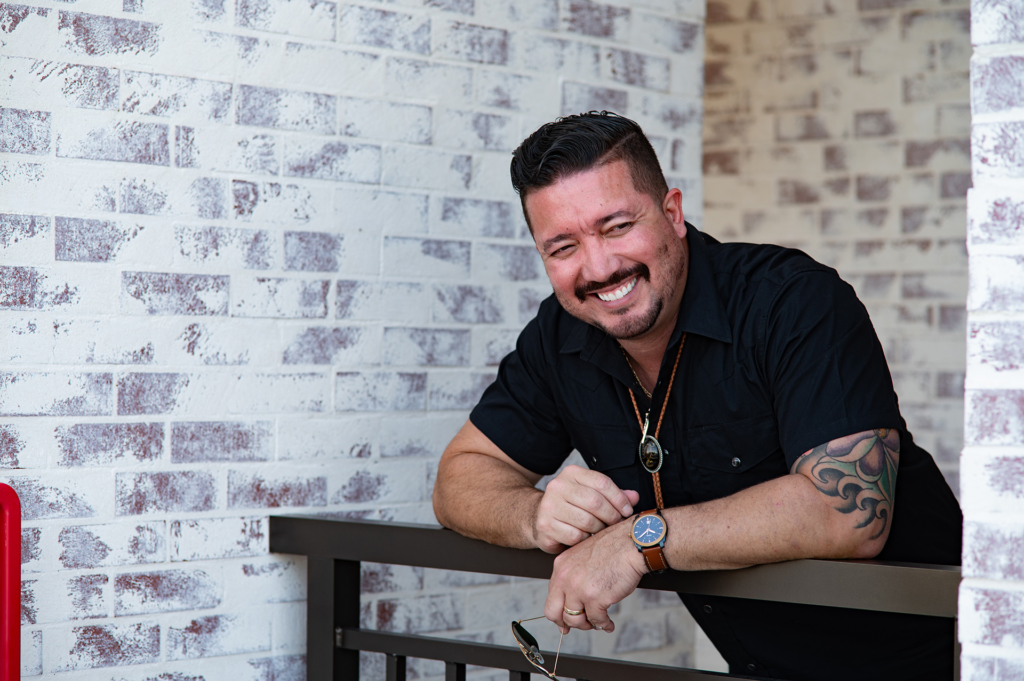 "Energetic live performance by country singer J.Cruz – stream country hits!"